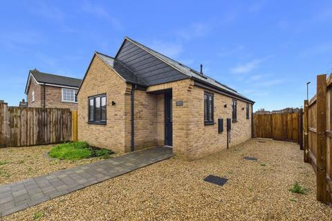 2 bedroom bungalow to rent, Cherrytree Walk, Yaxley