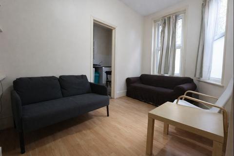 2 bedroom flat to rent, Wightman Road, Hornsey / Turnpike Lane N8