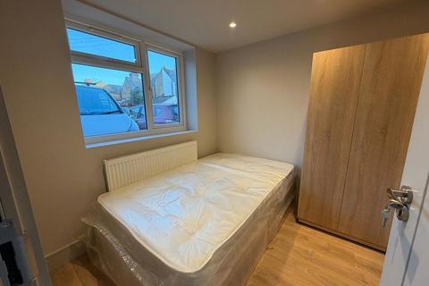 1 bedroom property to rent, Old Farm Road, West Drayton
