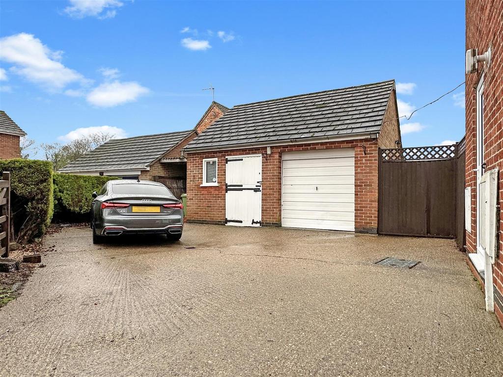 Large Garage,Workshop &amp; Extensive Parking 540