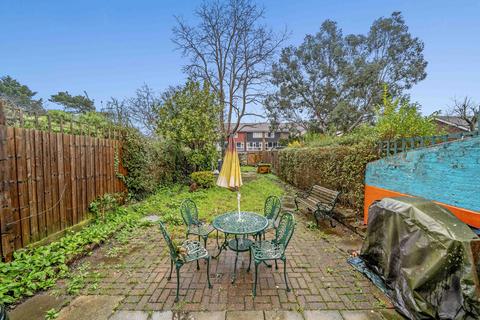 4 bedroom terraced house to rent, West Street, Carshalton SM5