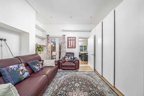 4 bedroom terraced house to rent, West Street, Carshalton SM5
