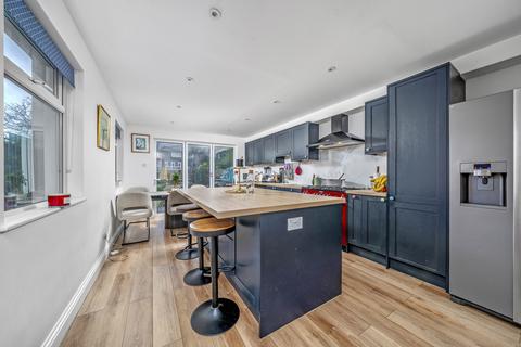 4 bedroom terraced house to rent, West Street, Carshalton SM5