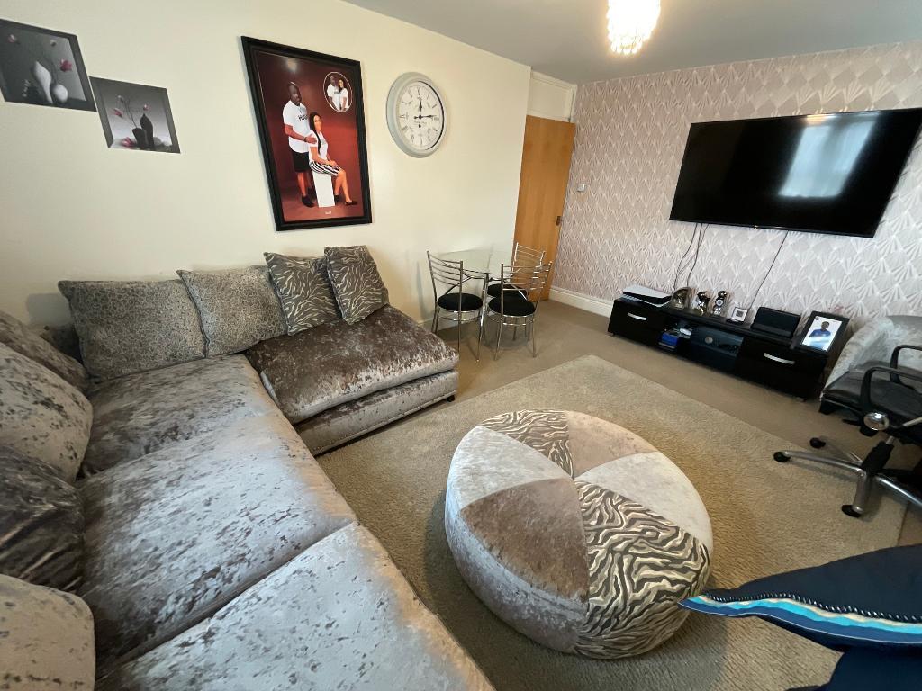 LIVING ROOM 15'5 x 11'4