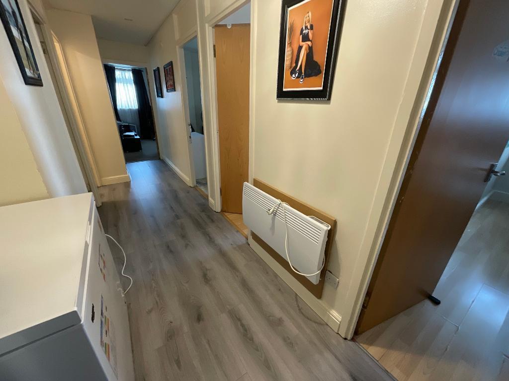 HALLWAY 9'9 x 2'9<19'2 x 5'5
