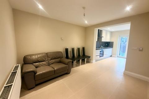 5 bedroom semi-detached bungalow to rent, Stanhope Park Road, Greenford, Greater London, UB6