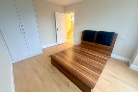 5 bedroom semi-detached bungalow to rent, Stanhope Park Road, Greenford, Greater London, UB6