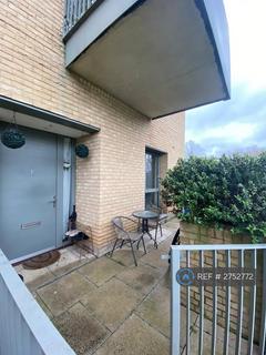 3 bedroom terraced house to rent, Greenshank House, London, NW9