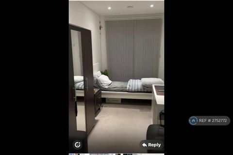 3 bedroom terraced house to rent, Greenshank House, London, NW9
