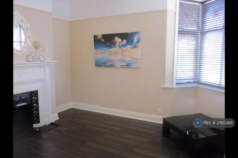 3 bedroom semi-detached house to rent, Glen Road, York, YO31