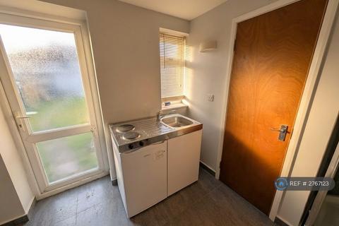 Studio to rent, Eskdale Avenue, Northolt, UB5