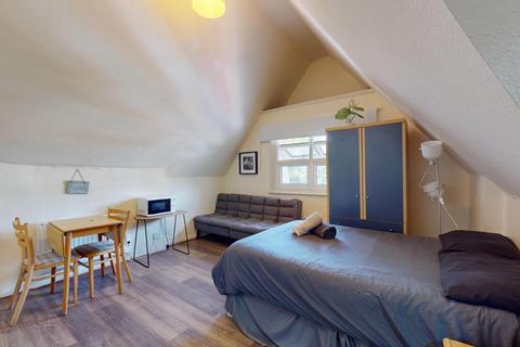 Studio to rent, Park Avenue