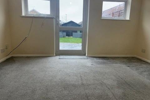2 bedroom terraced house to rent, Cowdray Close, Luton