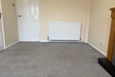 2 bedroom terraced house to rent, Cowdray Close, Luton