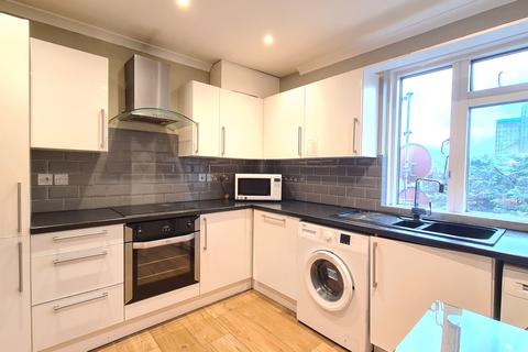 2 bedroom flat to rent, Bennett Street, Chiswick, W4