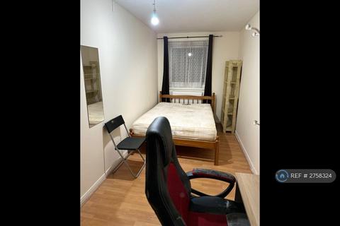 1 bedroom in a flat share to rent, Verity House, London, E3