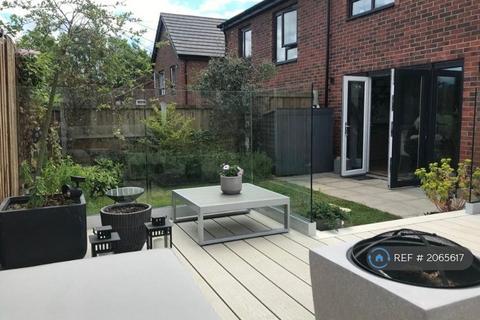 3 bedroom semi-detached house to rent, Eckford Street, Manchester, M8