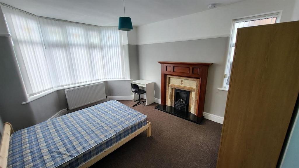 Bright double bedroom with a large bay window, ...