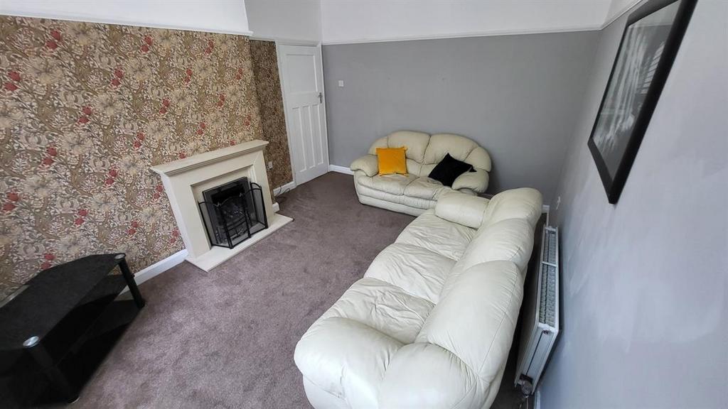 Bright, neutrally decorated living room with co...