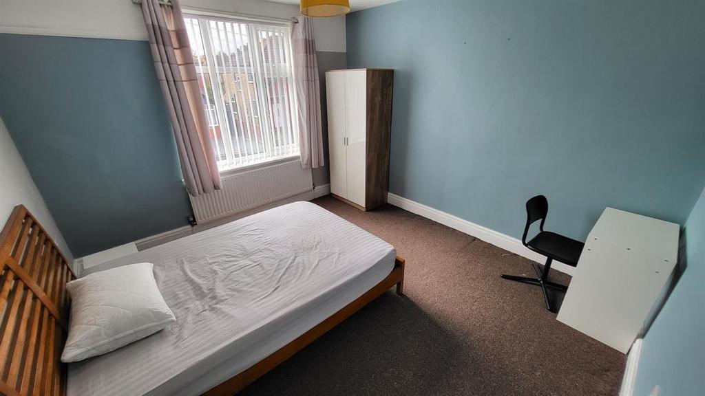 Bright, neatly presented double bedroom with a ...