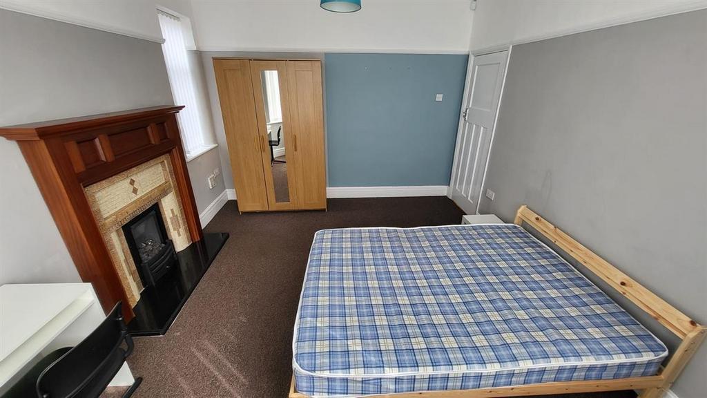 Bright, well-presented double bedroom with a la...