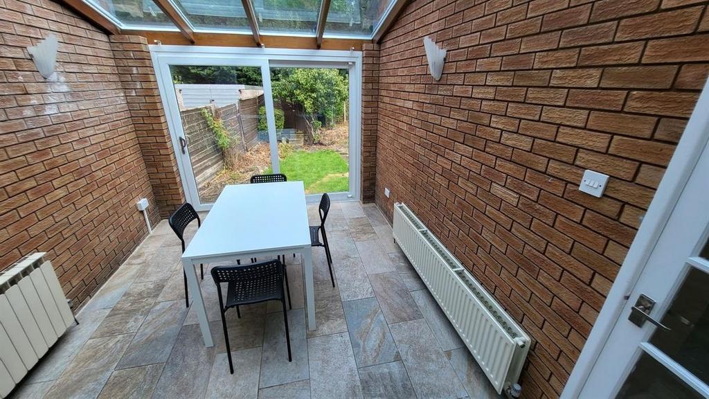 Bright, well-maintained conservatory-style dini...
