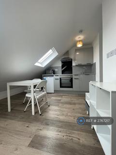 Studio to rent, Grenoble Gardens, London, N13