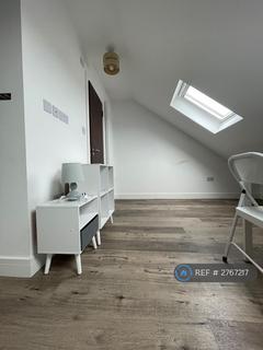 Studio to rent, Grenoble Gardens, London, N13