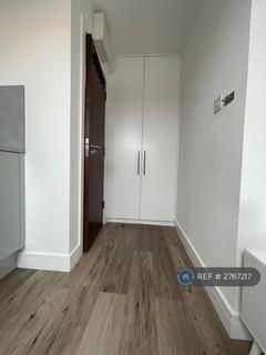 Studio to rent, Grenoble Gardens, London, N13
