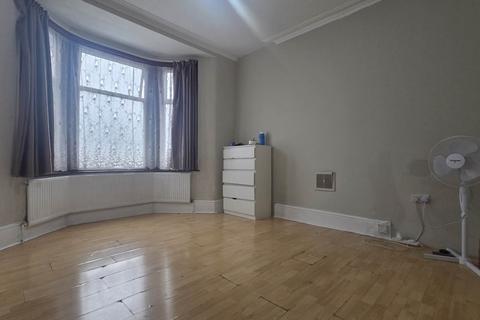 3 bedroom end of terrace house for sale, Shrewsbury Road, Forest Gate, E7 8AL