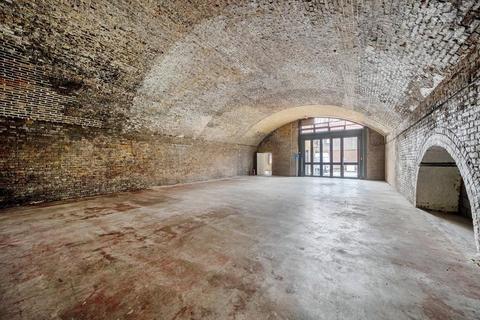 Industrial unit to rent, Geffrye St London E2 8HZ