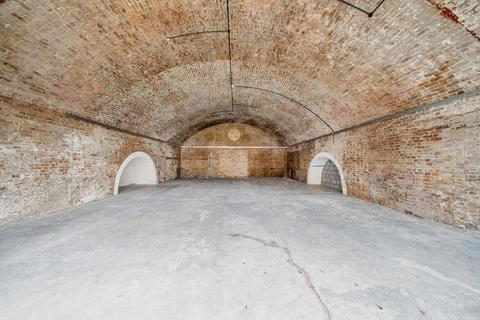 Industrial unit to rent, Geffrye St London E2 8HZ