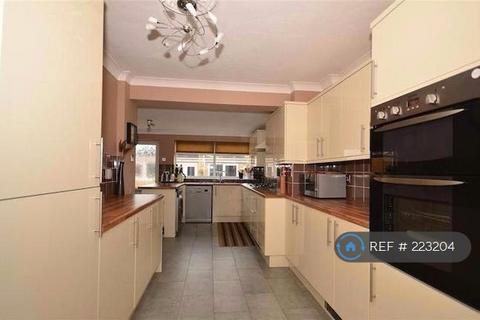 3 bedroom terraced house to rent, Havengore Avenue, Gravesend, DA12