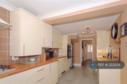 3 bedroom terraced house to rent, Havengore Avenue, Gravesend, DA12