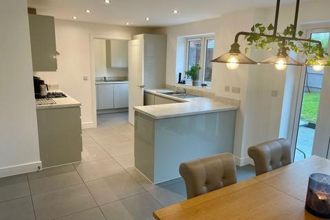 5 bedroom detached house to rent, Stirling Road, DE11 7FT DE11
