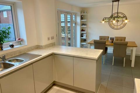 5 bedroom detached house to rent, Stirling Road, DE11 7FT DE11