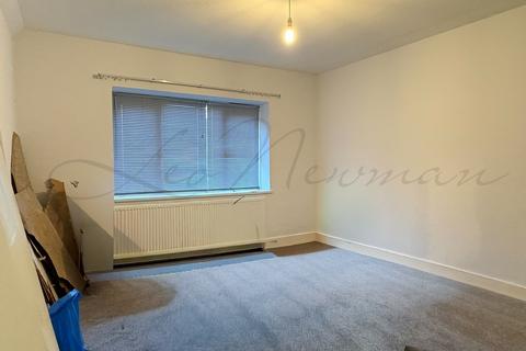 2 bedroom flat to rent, Great North Road, London, N2