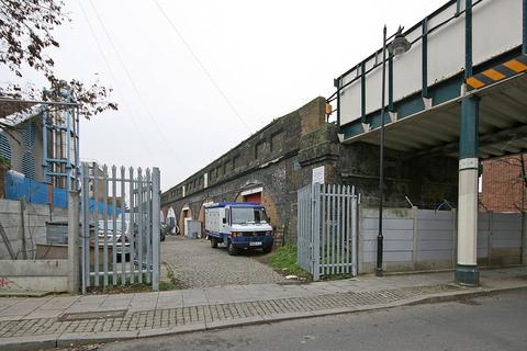 Distribution warehouse to rent, 132 Skeltons Ln London E10 5