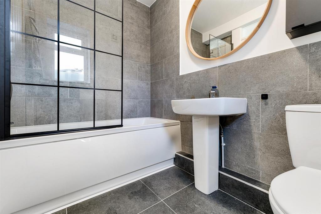 67 Mollington Ave bathroom.jpg