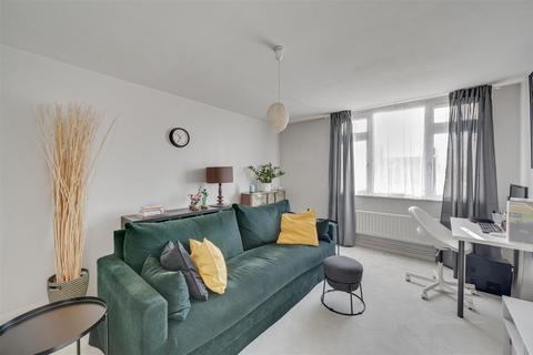 4 bedroom terraced house for sale, Lansbury Close, Neasden, London