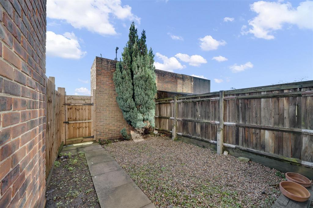 Daniels Lansbury Close, Neasden, NW10 019.jpg