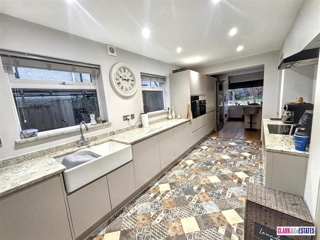 Kitchen 1.jpg
