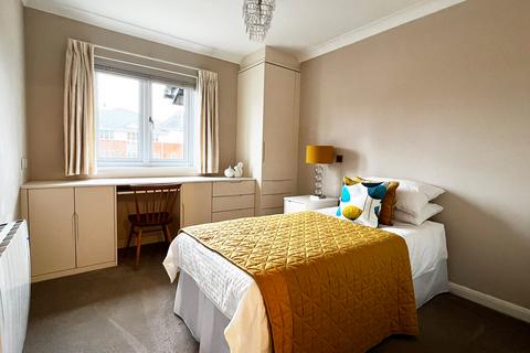 1 bedroom flat for sale, Waldegrave Gardens, Upminster RM14