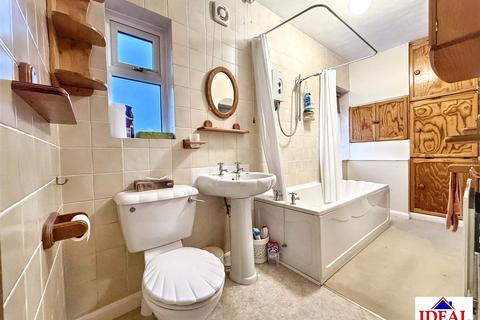 3 bedroom end of terrace house for sale, New Street, Carcroft, Doncaster