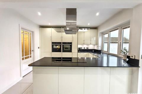 4 bedroom detached house for sale, Manor Road, Soothill, Batley