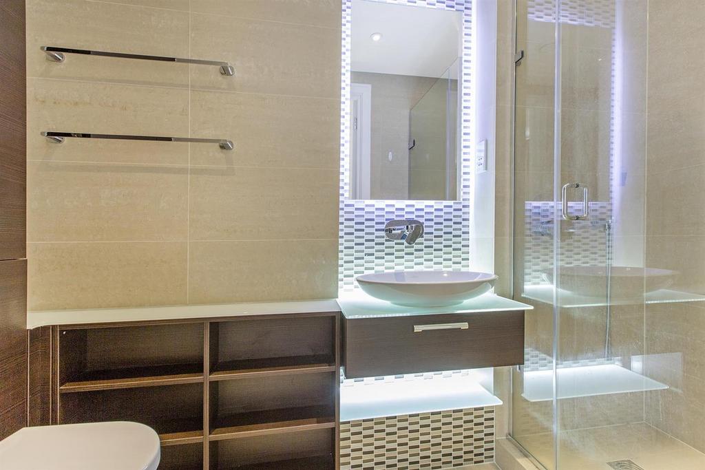 Main Bathroom.jpg