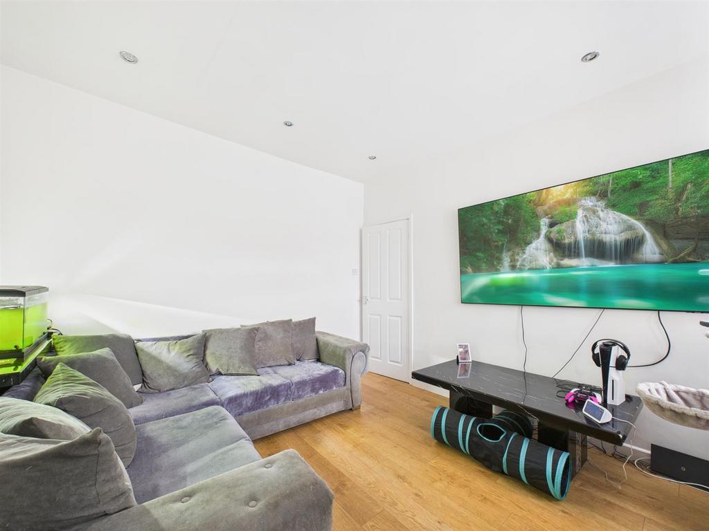 Lounge 1.jpg