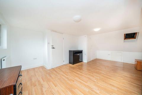4 bedroom house to rent, Beechmount Avenue, London W7