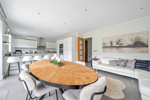 5 bedroom detached house to rent, River Walk, Horsham, RH12