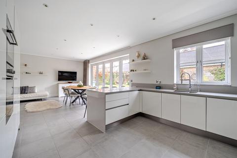5 bedroom detached house to rent, River Walk, Horsham, RH12